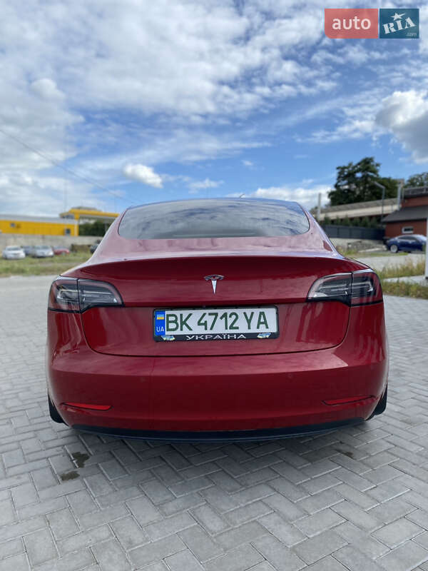 Седан Tesla Model 3 2019 в Ровно