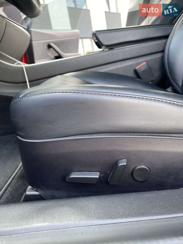 Седан Tesla Model 3 2019 в Ровно