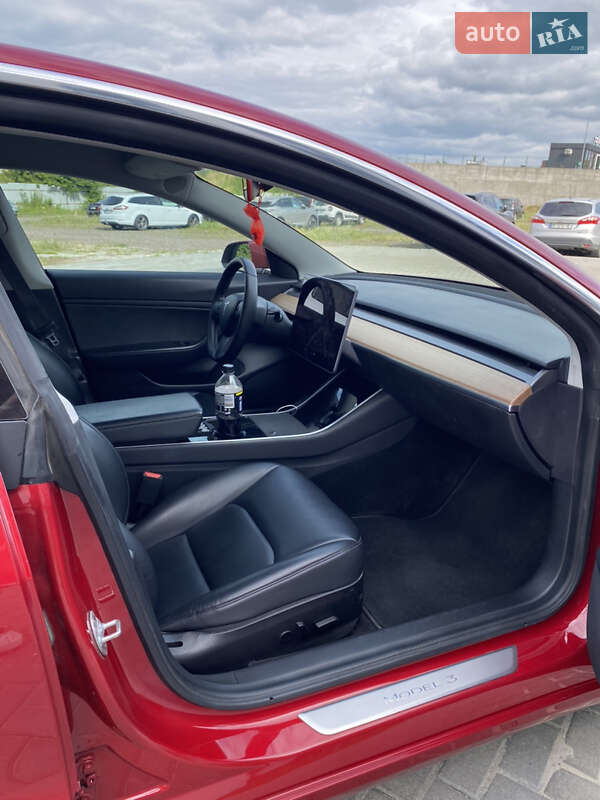 Седан Tesla Model 3 2019 в Ровно