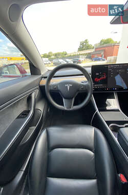 Седан Tesla Model 3 2019 в Ровно