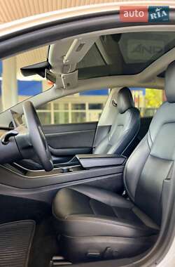 Седан Tesla Model 3 2020 в 
