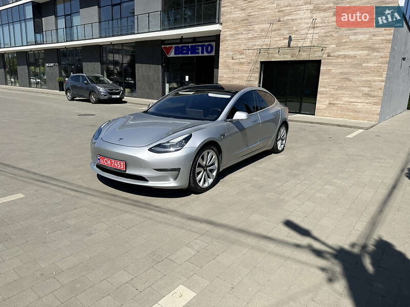 Седан Tesla Model 3 2018 в Ужгороде