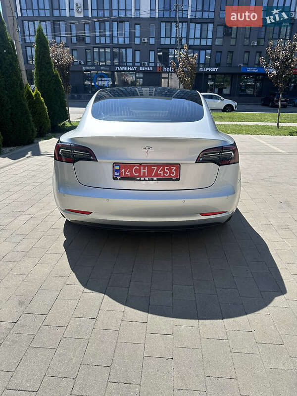 Седан Tesla Model 3 2018 в Ужгороде