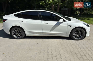 Седан Tesla Model 3 2022 в 