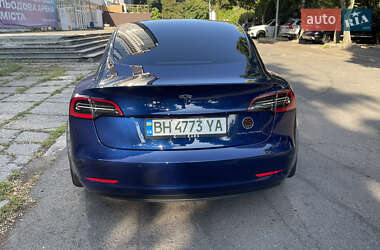 Седан Tesla Model 3 2022 в 