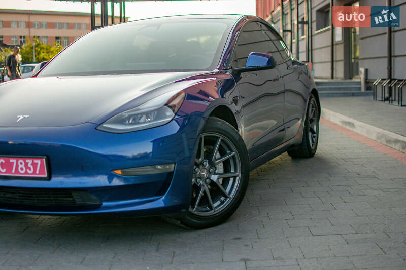 Седан Tesla Model 3 2021 в Дрогобыче