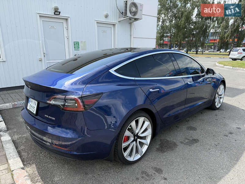 Седан Tesla Model 3 2018 в Києві