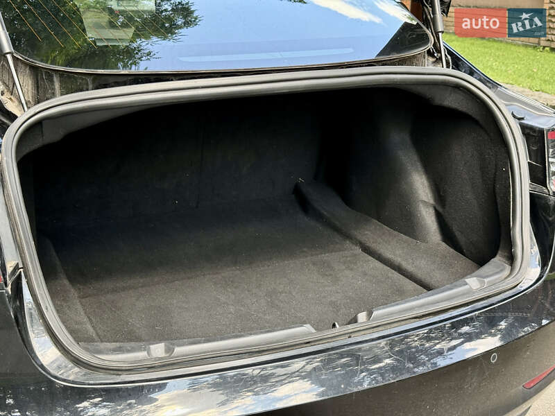Седан Tesla Model 3 2018 в Чернигове