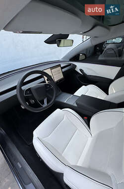 Седан Tesla Model 3 2024 в 