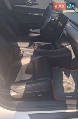 Седан Tesla Model 3 2022 в 