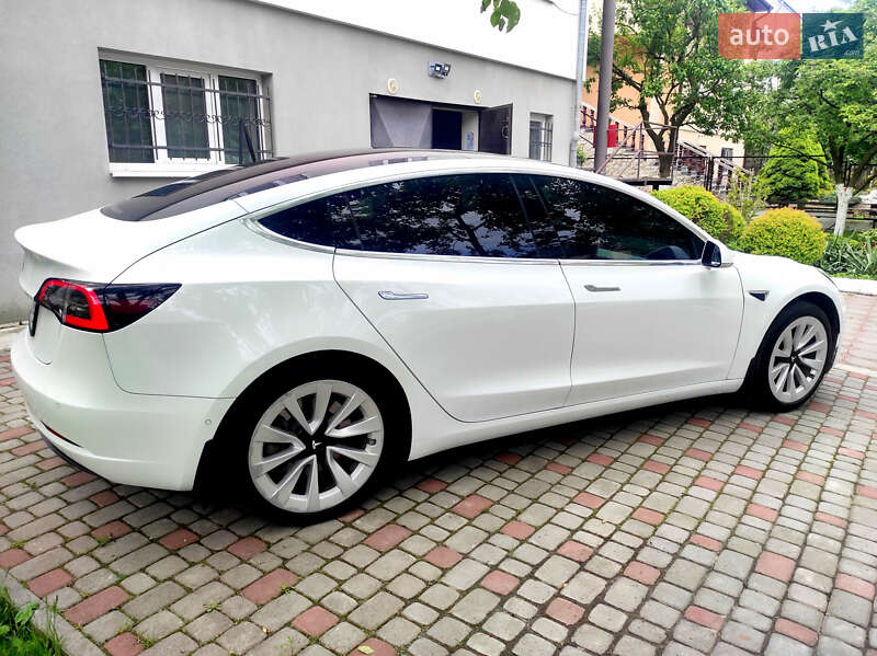 Седан Tesla Model 3 2018 в Львові