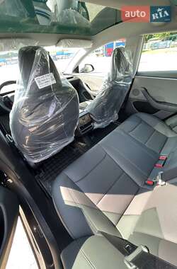Седан Tesla Model 3 2024 в 