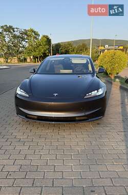 Седан Tesla Model 3 2024 в 