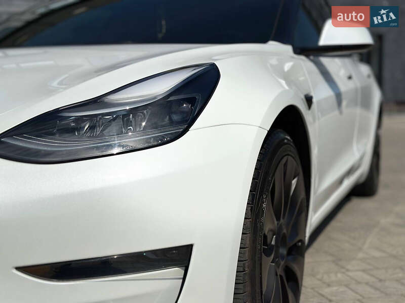 Седан Tesla Model 3 2023 в Ровно