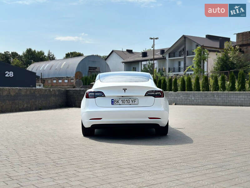 Седан Tesla Model 3 2023 в Ровно