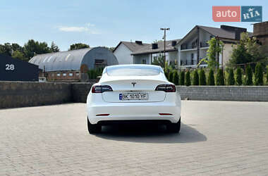Седан Tesla Model 3 2023 в 