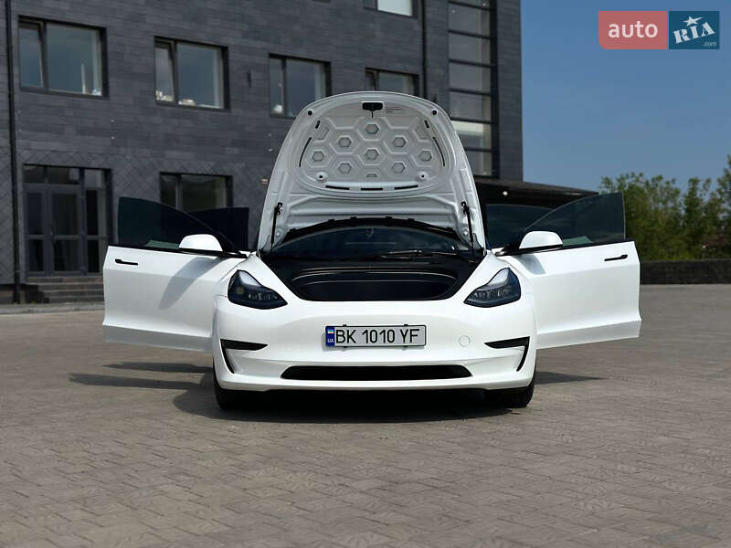 Седан Tesla Model 3 2023 в Ровно