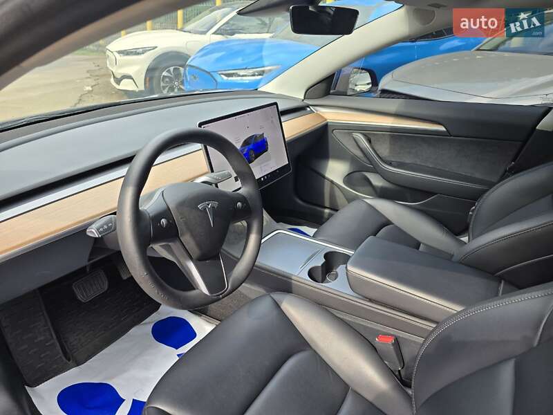 Седан Tesla Model 3 2023 в Львове