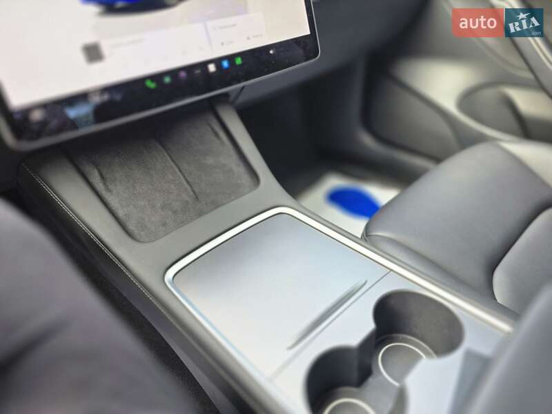 Седан Tesla Model 3 2023 в Львове