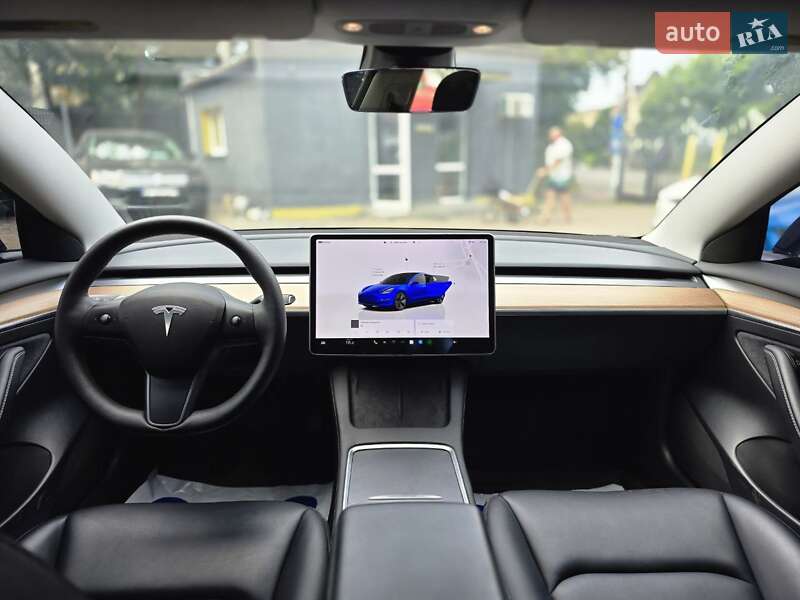 Седан Tesla Model 3 2023 в Львове