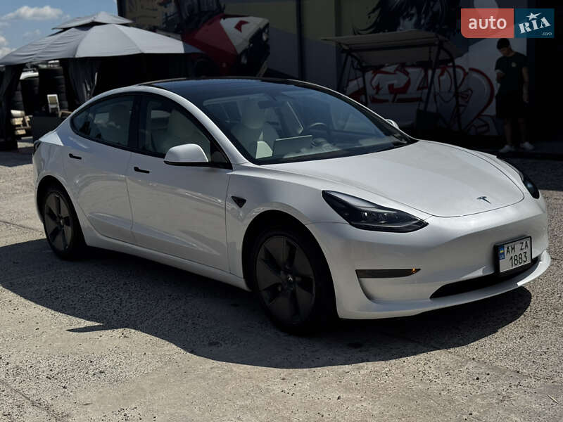 Седан Tesla Model 3 2023 в 