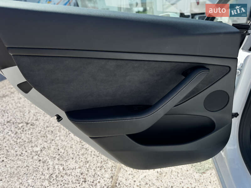Седан Tesla Model 3 2023 в Житомире
