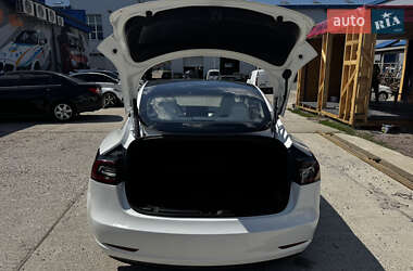 Седан Tesla Model 3 2023 в 
