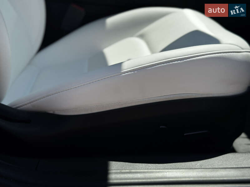 Седан Tesla Model 3 2023 в Житомире