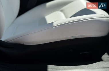 Седан Tesla Model 3 2023 в 