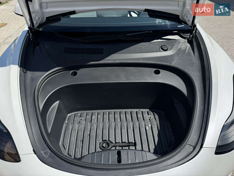 Седан Tesla Model 3 2023 в Житомире