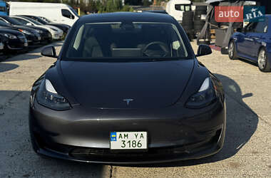 Седан Tesla Model 3 2023 в 