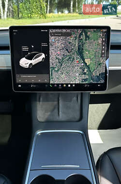 Седан Tesla Model 3 2021 в 