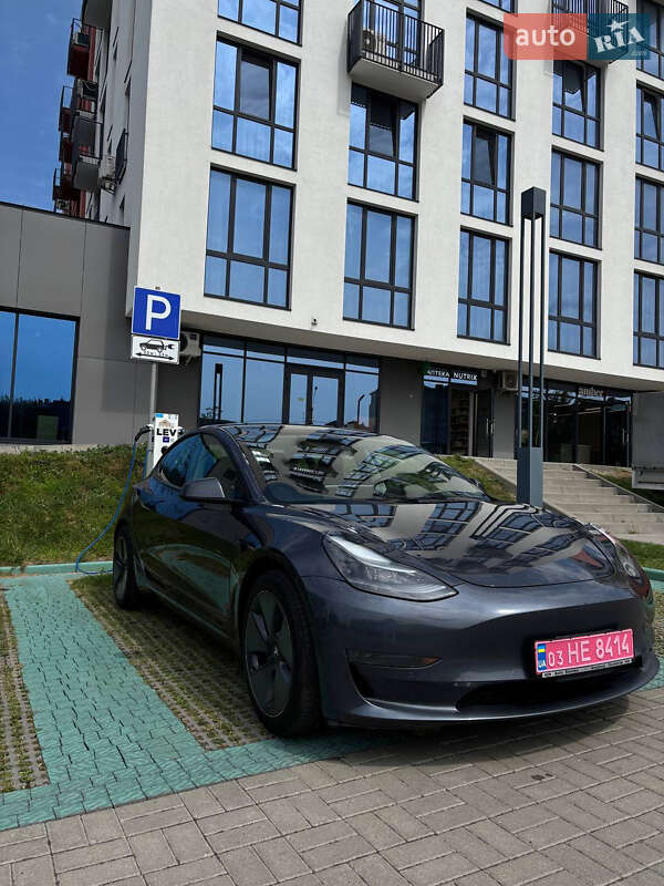 Седан Tesla Model 3 2022 в 