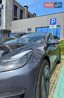 Седан Tesla Model 3 2022 в 