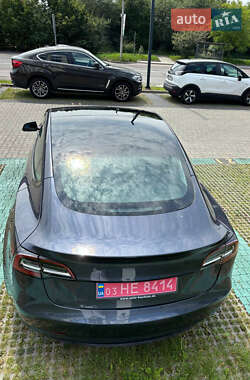 Седан Tesla Model 3 2022 в 