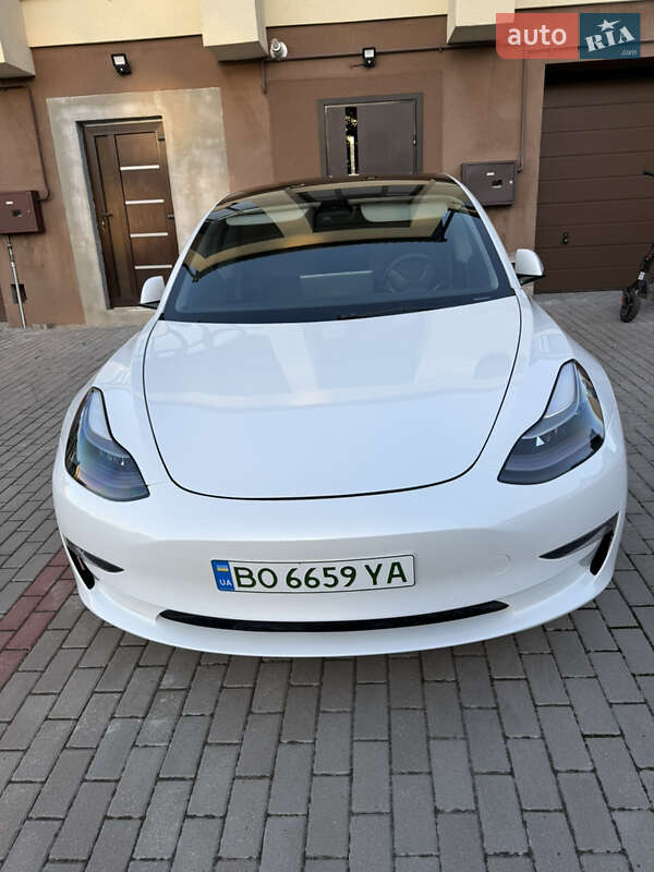 Седан Tesla Model 3 2022 в 