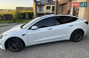 Седан Tesla Model 3 2022 в 