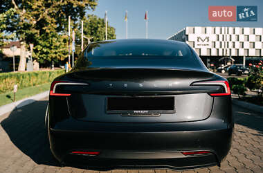 Седан Tesla Model 3 2024 в 