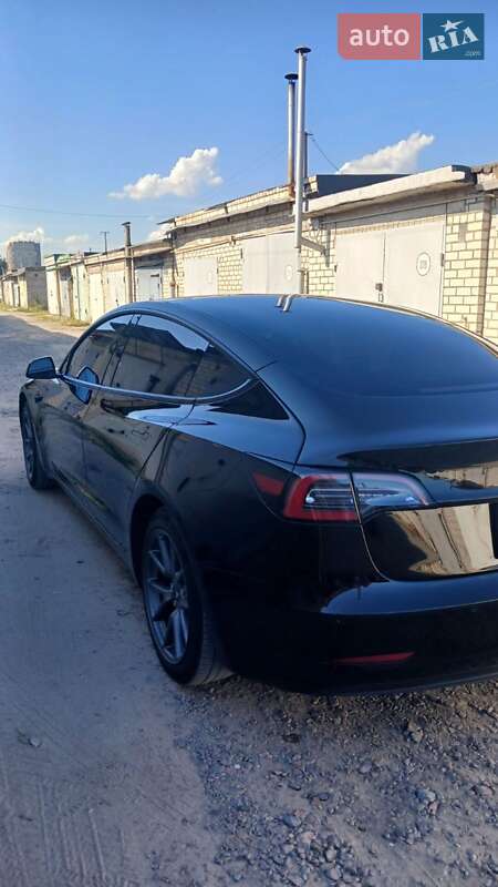 Седан Tesla Model 3 2022 в 