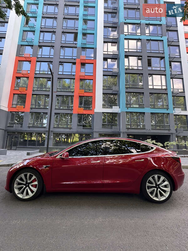 Седан Tesla Model 3 2018 в Чернигове