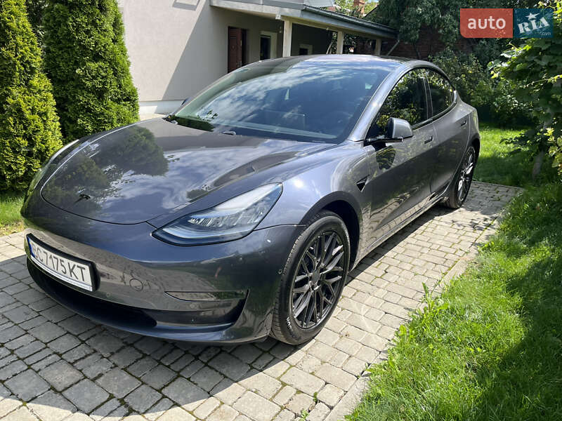 Седан Tesla Model 3 2019 в Львове