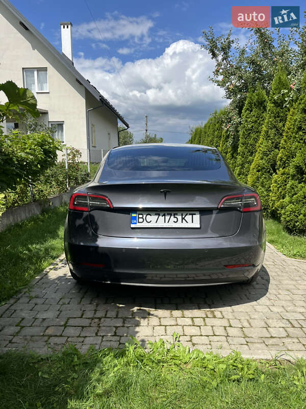 Седан Tesla Model 3 2019 в Львове
