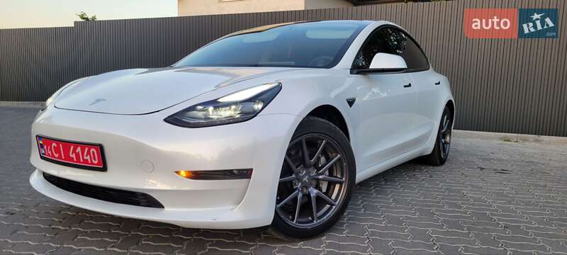 Седан Tesla Model 3 2023 в 