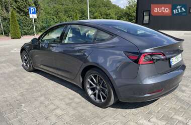 Седан Tesla Model 3 2022 в 