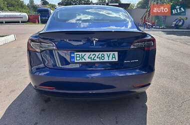 Седан Tesla Model 3 2022 в 