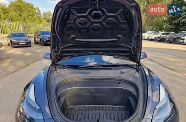 Седан Tesla Model 3 2021 в 