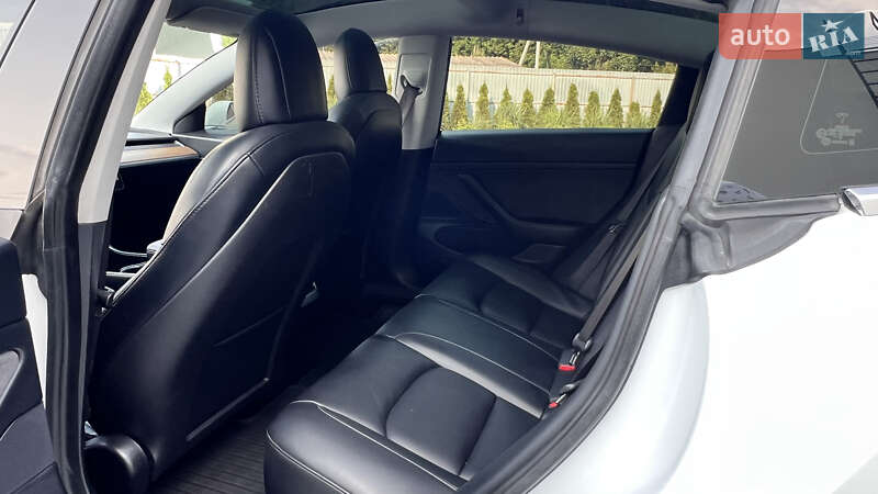 Седан Tesla Model 3 2020 в Луцке