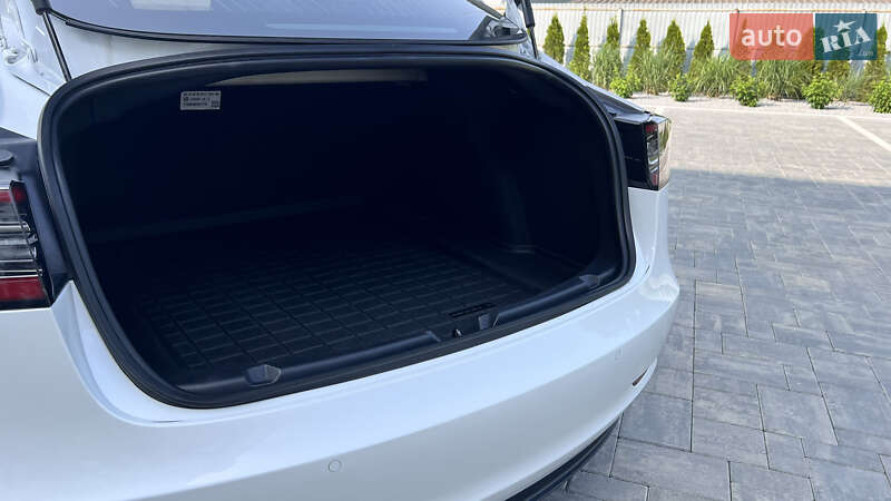 Седан Tesla Model 3 2020 в Луцке