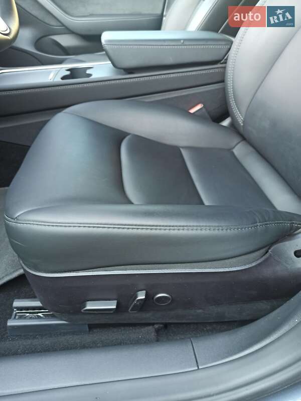Седан Tesla Model 3 2023 в Самборе
