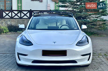 Седан Tesla Model 3 2022 в 